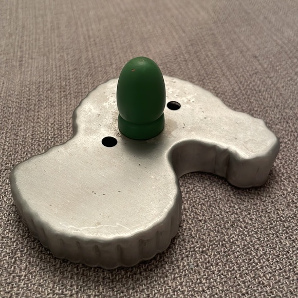 Vintage Aluminum Rooster Farmhouse Cookie Cutter with Green Wood Handle - Picture 8 of 9